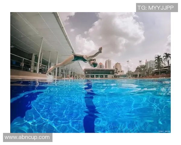 水中魅力展现 游泳与体育表演会的完美融合与精彩瞬间 水中魅力展现 游泳与体育表演会的完美融合与精彩瞬间